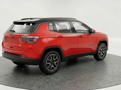 Used 2025 Jeep Compass Trailhawk image 9