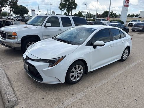 Used 2025 Toyota Corolla LE FWD image 1