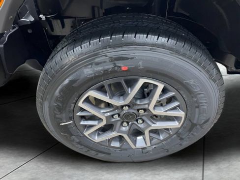 Used 2025 Jeep Wrangler Unlimited Sahara AWD/4WD image 19