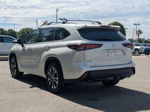 Certified 2025 Toyota Highlander XLE FWD image 5