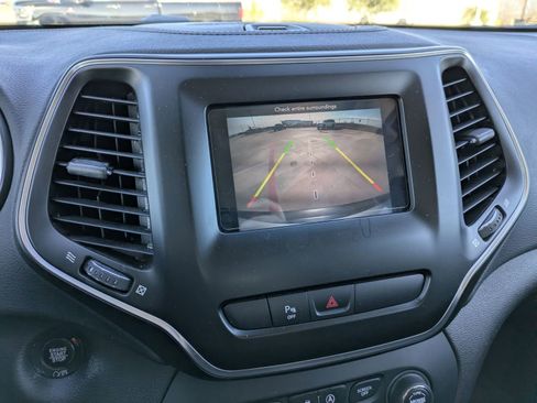 Certified 2019 Jeep Cherokee Latitude Plus w/ Comfort/Convenience Group image 16