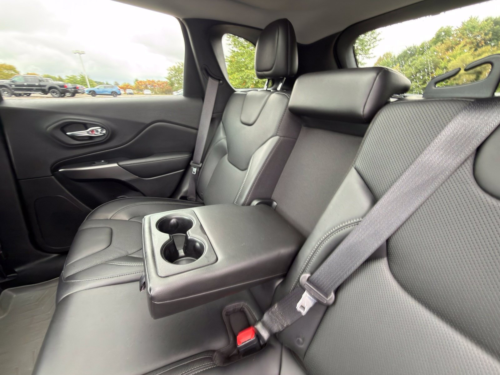 Used 2019 Jeep Cherokee Limited AWD/4WD image 30