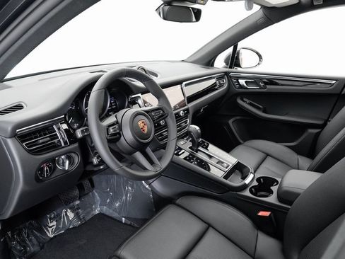 New 2025 Porsche Macan image 4