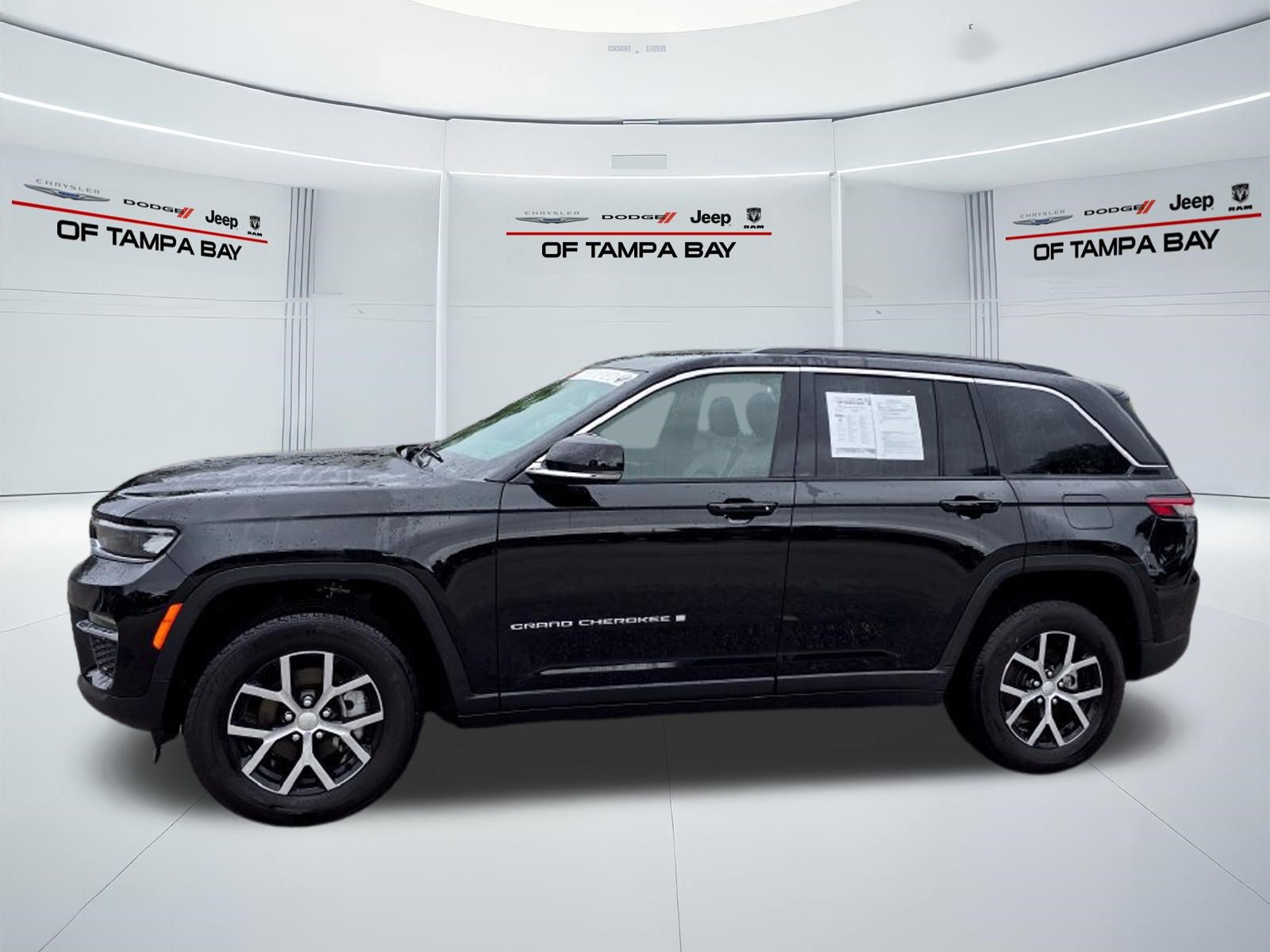 Used 2025 Jeep Grand Cherokee Limited AWD/4WD image 3