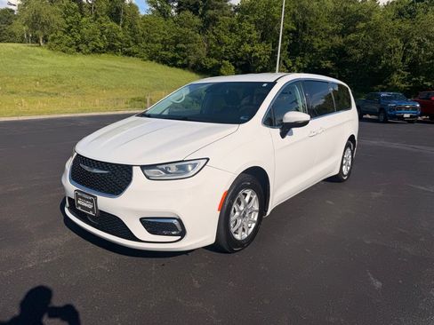 Used 2023 Chrysler Pacifica Touring-L FWD image 4