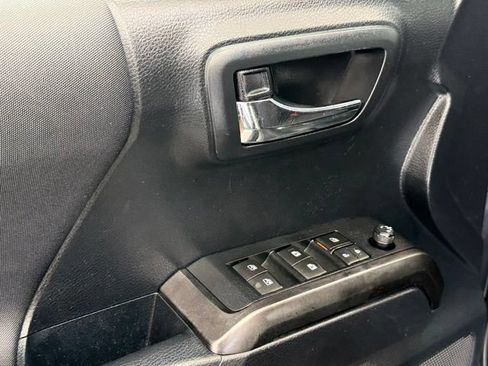 Used 2019 Toyota Tacoma TRD Off-Road AWD/4WD image 15