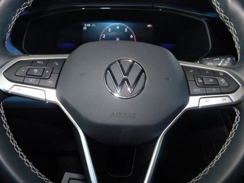 Used 2022 Volkswagen Taos SE w/ Panoramic Sunroof Package image 30