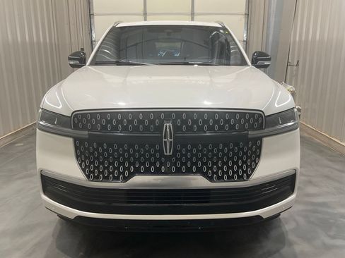 Used 2025 Lincoln Navigator Reserve AWD/4WD image 5