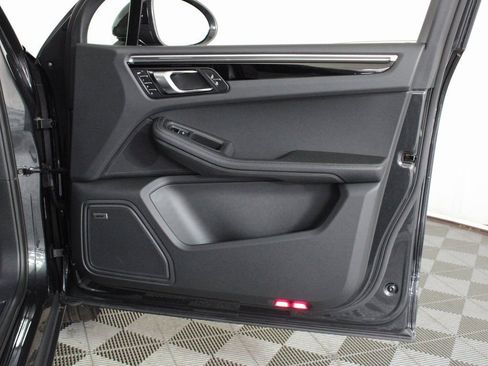 Certified 2025 Porsche Macan image 35