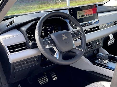 New 2026 Mitsubishi Outlander SEL image 6