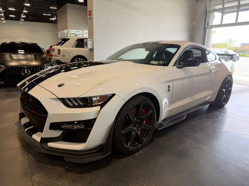 Used 2021 Ford Mustang Shelby GT500 w/ Carbon Fiber Track Pack RWD image 3