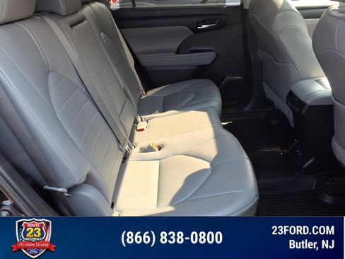 Used 2021 Toyota Highlander XLE AWD/4WD image 23