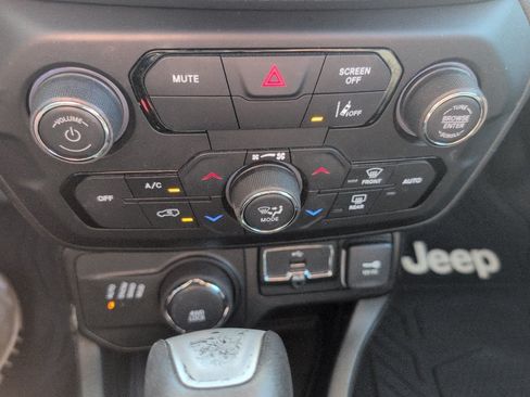 Used 2021 Jeep Renegade Latitude AWD/4WD image 22