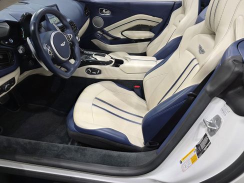 Used 2022 Aston Martin V8 Vantage Roadster image 17