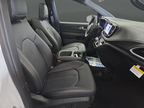 New 2026 Chrysler Pacifica Select image 33