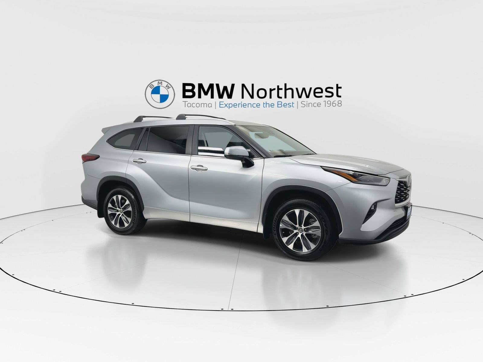 Used 2024 Toyota Highlander XLE AWD/4WD image 6
