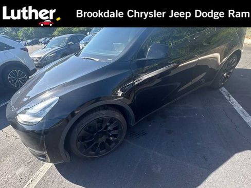 Used 2022 Tesla Model Y Long Range AWD/4WD image 1