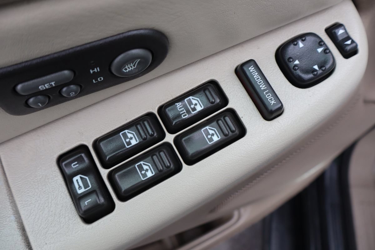 Used 2002 Chevrolet Suburban 2500 LT AWD/4WD image 29