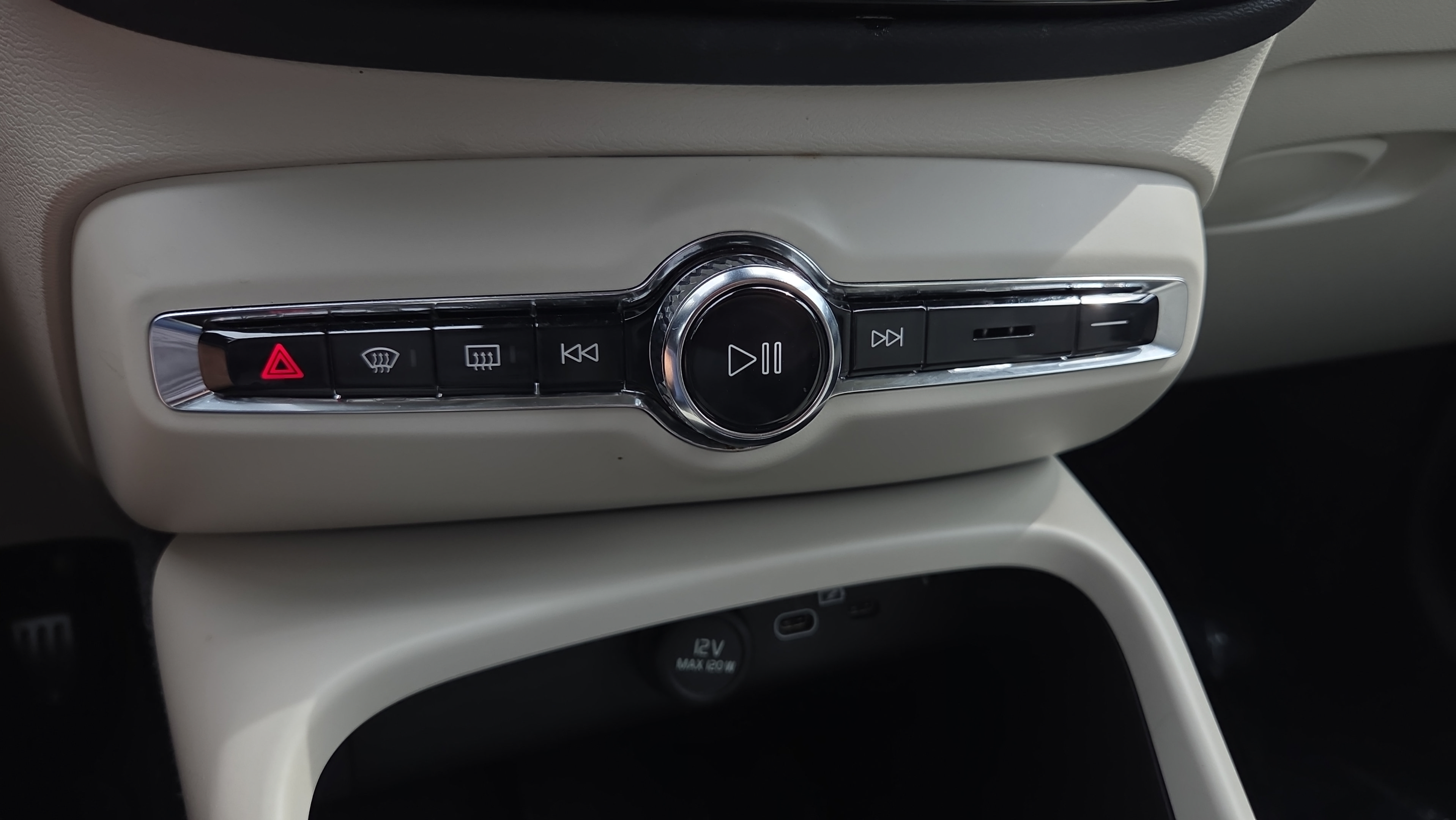 Used 2024 Volvo XC40 B5 Ultimate AWD/4WD image 30