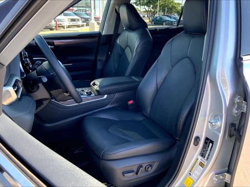 Used 2025 Toyota Highlander Limited AWD/4WD image 8