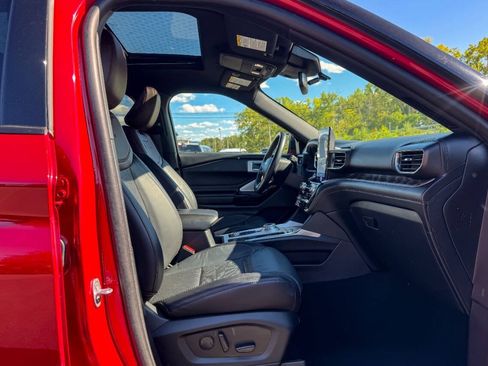 Used 2023 Ford Explorer Platinum w/ Technology Package AWD/4WD image 9