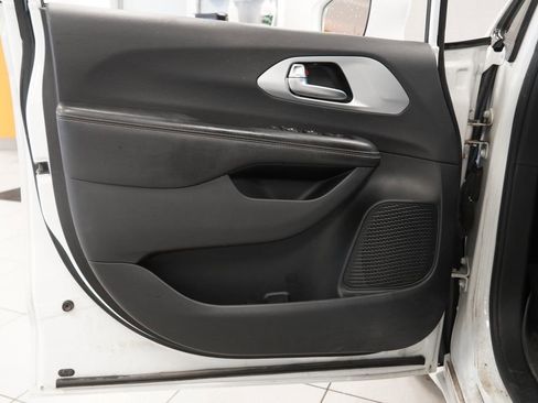 Used 2018 Chrysler Pacifica Touring-L Plus w/ S Appearance Package FWD image 16
