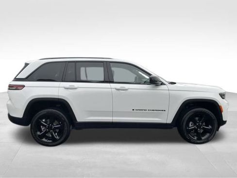 New 2025 Jeep Grand Cherokee Altitude image 8