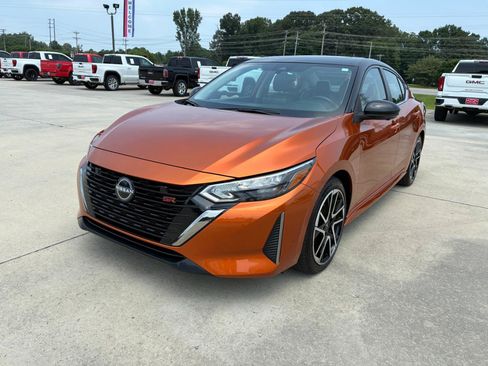 Used 2025 Nissan Sentra SR w/ SR Premium Package FWD image 2