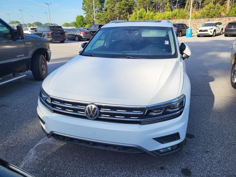 Used 2018 Volkswagen Tiguan SEL Premium FWD image 2
