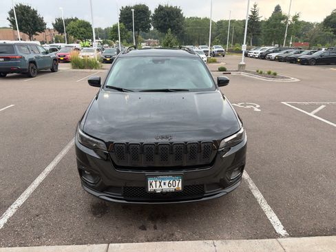 Used 2023 Jeep Cherokee Altitude Lux AWD/4WD image 3