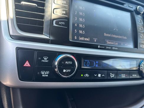 Used 2019 Toyota Highlander XLE AWD/4WD image 38