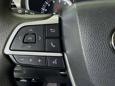 Used 2023 Toyota Highlander L image 16