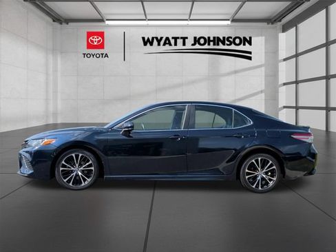 Used 2018 Toyota Camry SE FWD image 2