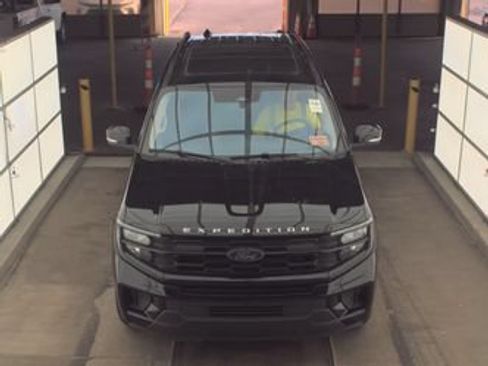 Used 2025 Ford Expedition Active AWD/4WD image 2