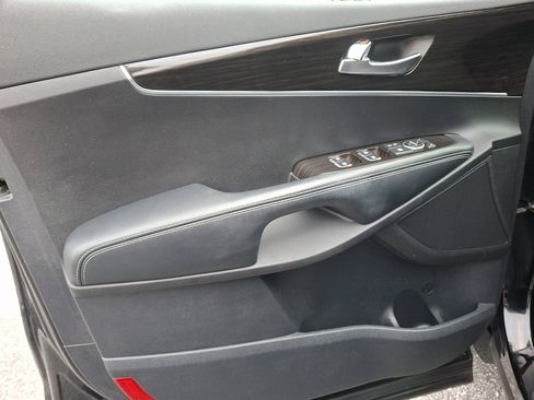 Used 2019 Kia Sorento LX w/ LX Convenience Package image 13