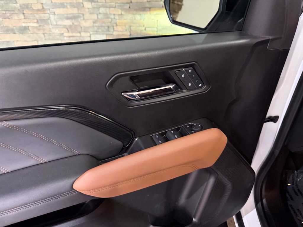 Used 2024 GMC Canyon AT4 w/ AT4 Premium Package AWD/4WD image 9