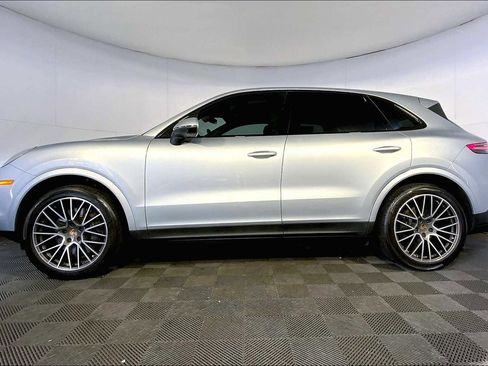 Used 2023 Porsche Cayenne w/ Premium Package image 2