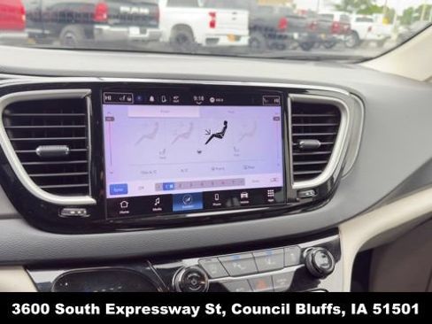 Used 2023 Chrysler Pacifica Touring-L FWD image 23