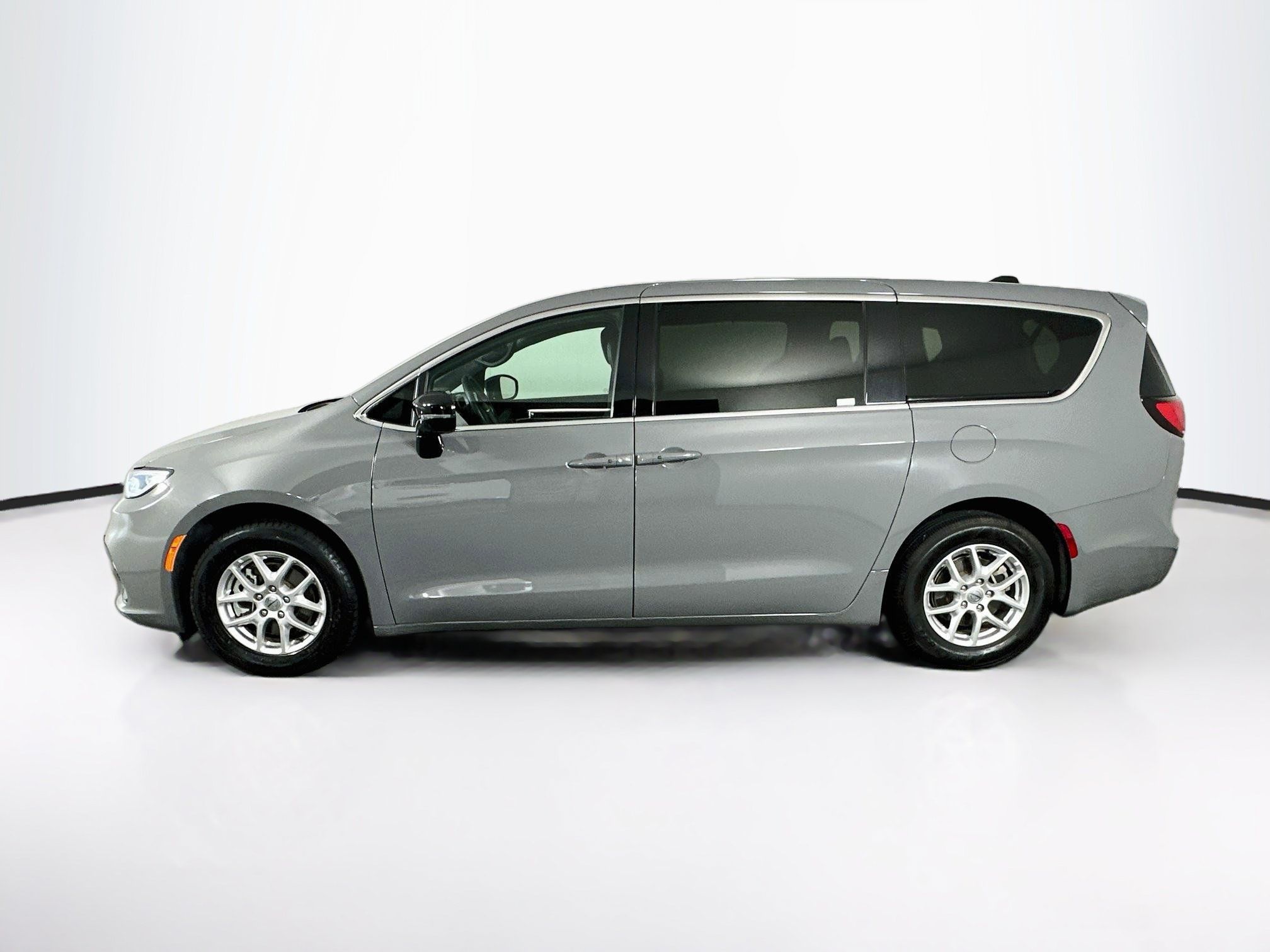 Used 2025 Chrysler Pacifica Select FWD image 4