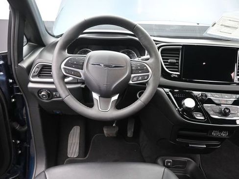 Used 2025 Chrysler Pacifica Select image 27