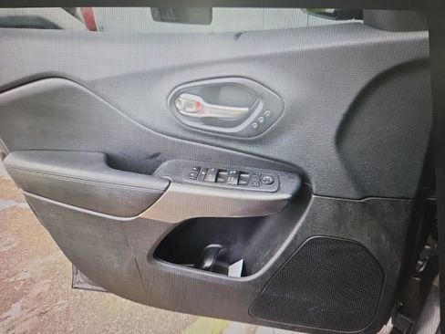 Used 2019 Jeep Cherokee Limited image 9