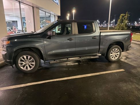 Used 2020 Chevrolet Silverado 1500 Custom w/ Custom Value Package image 2