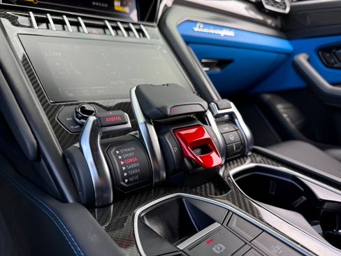 Used 2022 Lamborghini Urus AWD/4WD image 30