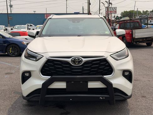 Used 2021 Toyota Highlander XLE AWD/4WD image 2