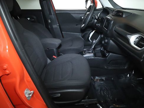 Used 2018 Jeep Renegade Latitude FWD image 32