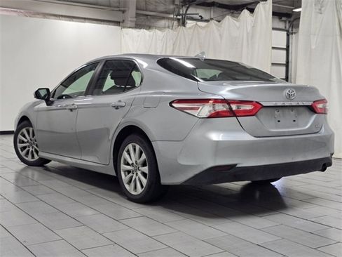 Used 2019 Toyota Camry LE image 11