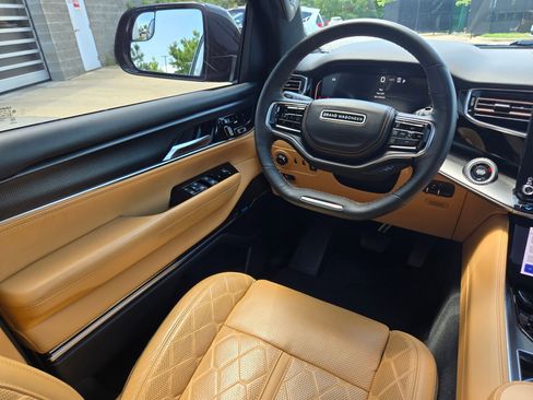 Used 2024 Jeep Grand Wagoneer Series III w/ Rear Seat Video Group 1 AWD/4WD image 9