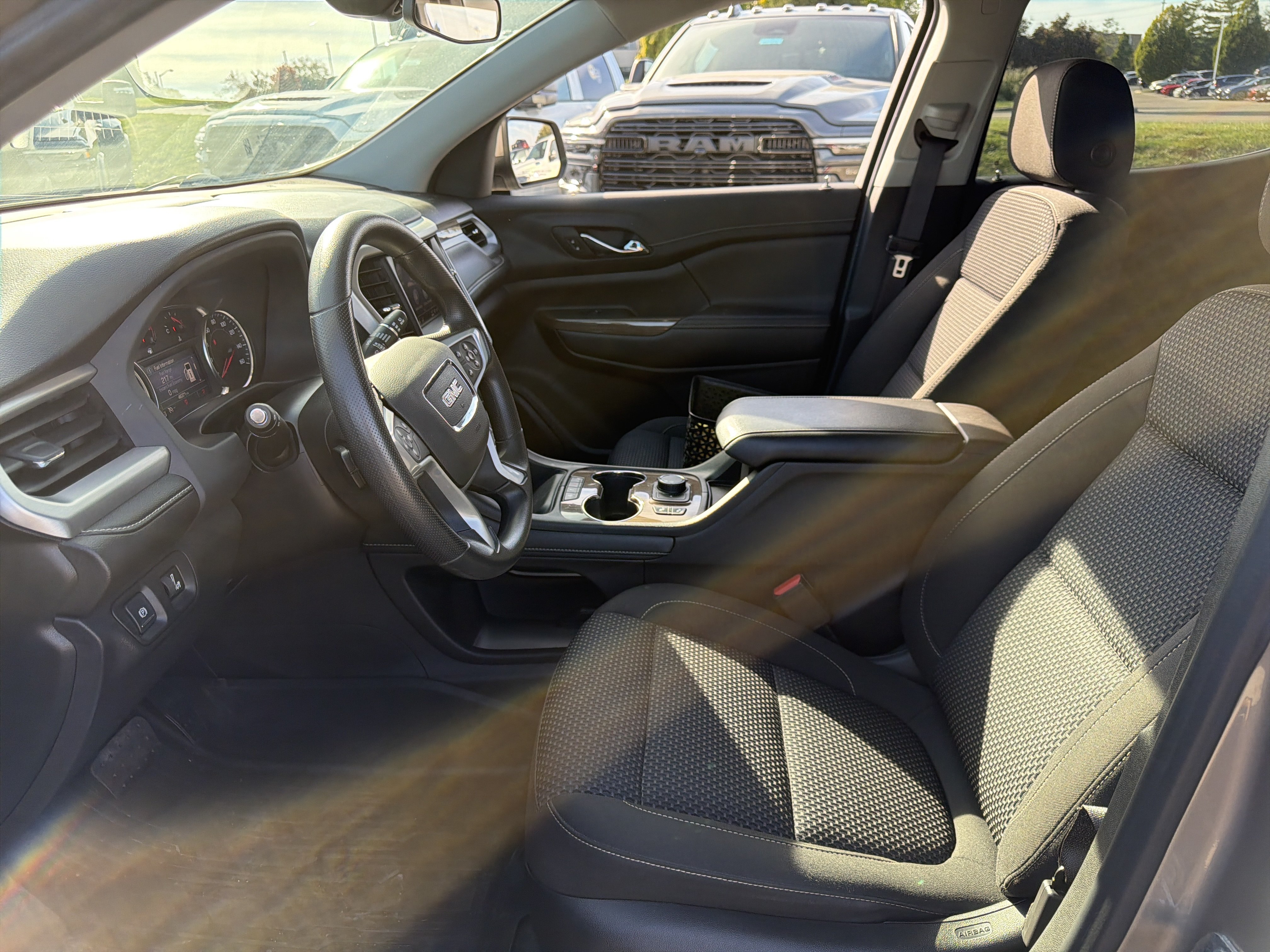 Used 2022 GMC Acadia SLE w/ Driver Convenience Package FWD image 14