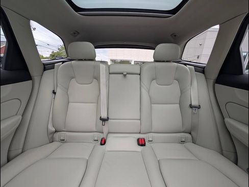 Certified 2024 Volvo XC60 B5 Plus w/ Protection Package Premier AWD/4WD image 17
