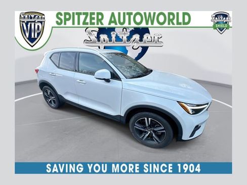 Used 2023 Volvo XC40 B5 Core w/ Convenience Package image 1